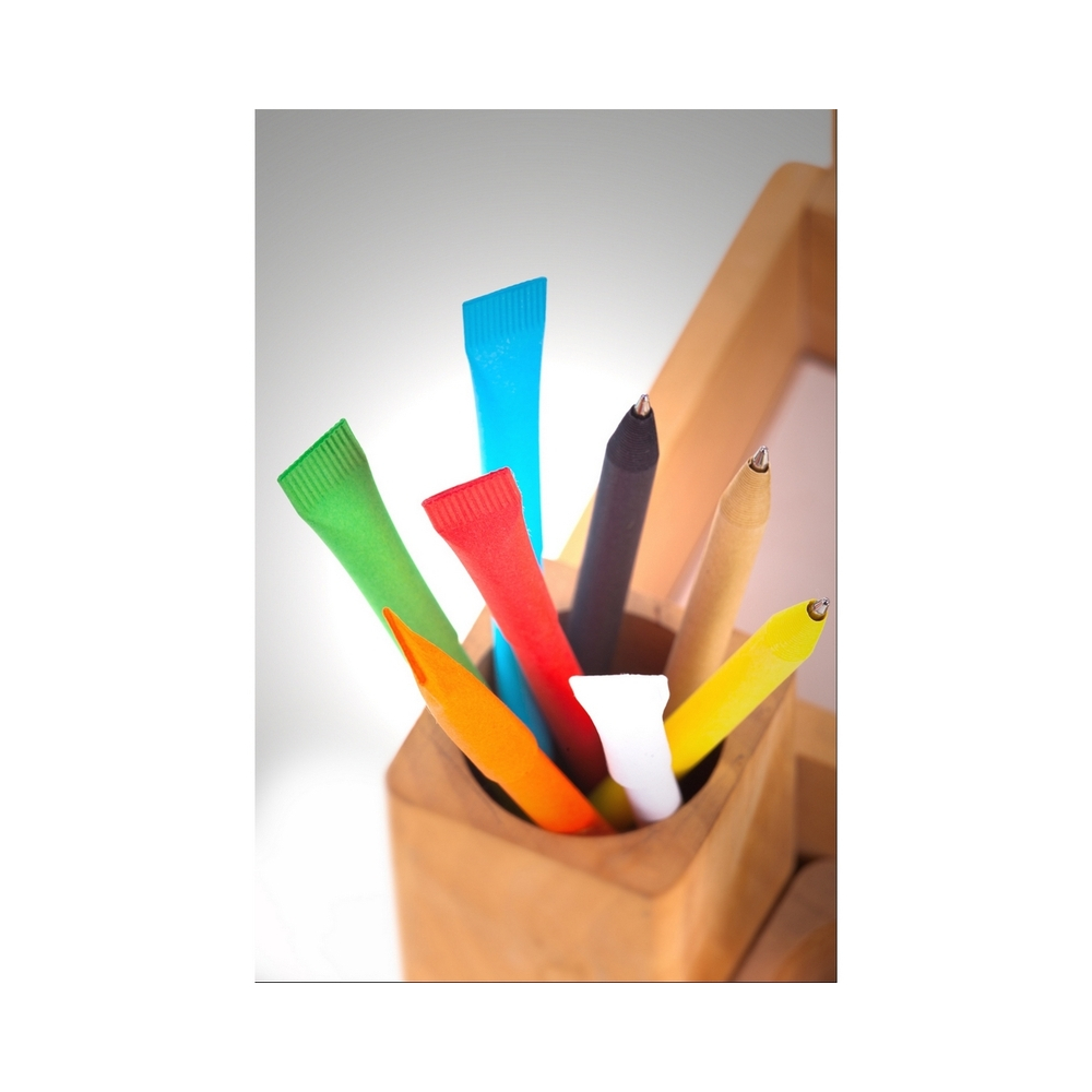 Długopis wykonany ze zrolowanego papieru z zatyczką